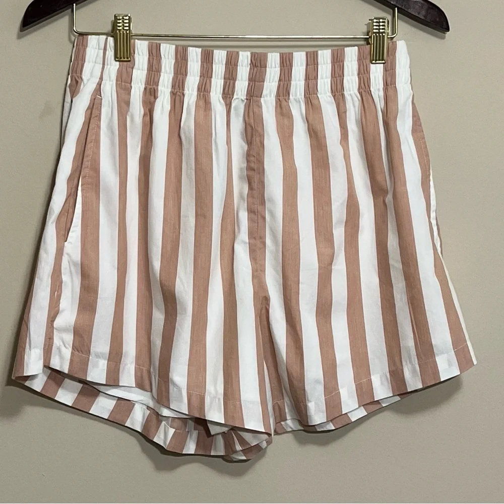 NWT Abercrombie & Fitch Striped High Rise Pull-On Short Size M - Picture 2 of 6